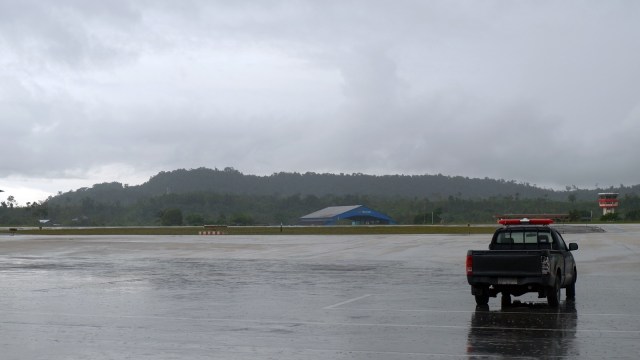 Hujan mengguyur Bandara Biak (Foto: Sari Kusuma Dewi/kumparan)