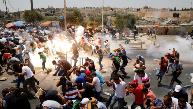 Warga Palestina dihalau gas air mata aparat Israel (Foto: REUTERS/Ammar Awad)