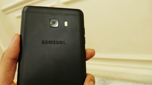 Bagian belakang Samsung Galaxy C9 Pro. (Foto: Jofie Yordan/kumparan)