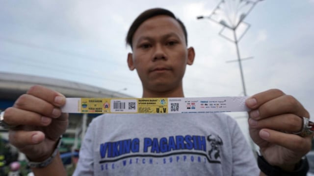 Seorang Bobotoh tunjukkan tiket Persib v Persija (Foto: Aditia Noviansyah/kumparan)