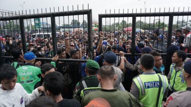 Antrean Bobotoh memasuki stadion (Foto: Aditia Noviansyah/kumparan)