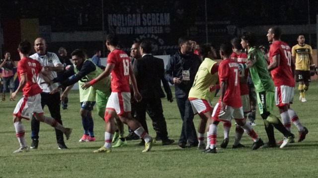 Kericuhan usai pertandingan Persib vs Persija. (Foto: Aditia Noviansyah/kumparan)
