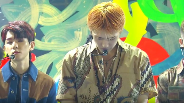 Sehun EXO pakai batik. (Foto: Naver)