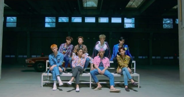 Berterima Kasih Atas Dukungan Fans, EXO Bagi-Bagi Makanan