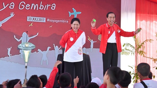 Jokowi dan Iriana main sulap (Foto: Laily Rachev - Biro Pers Setpres)