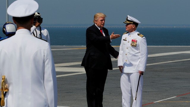 Donald Trump di atas USS Gerald Ford (Foto: REUTERS/Jonathan Ernst)