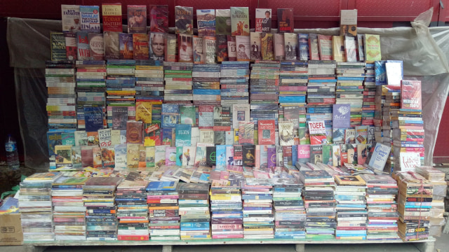 Toko buku bekas di Pasar Senen (Foto: Wandha Nur Hidayat/kumparan)