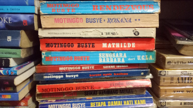 Buku-buku karya Motinggo Busye (Foto: Wandha Nur Hidayat/kumparan)