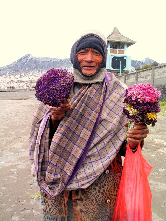 Penjual bunga edelweis di Dieng. (Foto: Wikipedia)