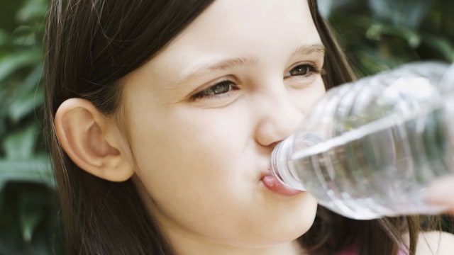 Kebutuhan air mineral untuk anak. (Foto: Thinkstock)