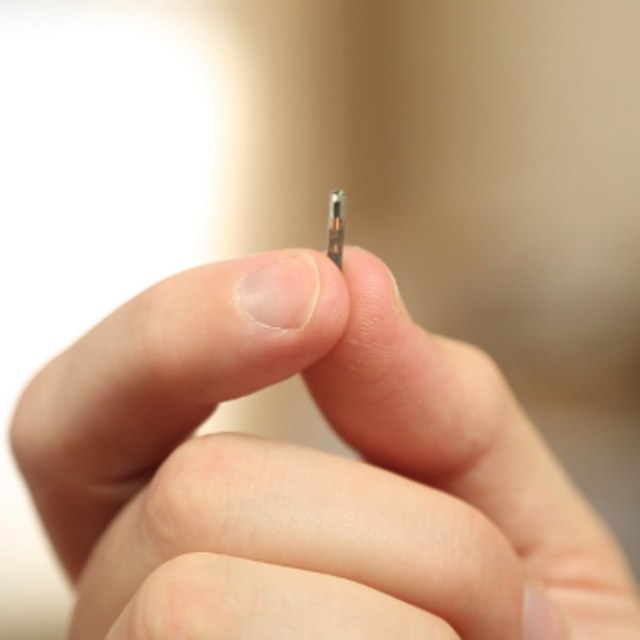 Microchip yang ditanam di tubuh karyawan. (Foto: Facebook/Three Square Market)