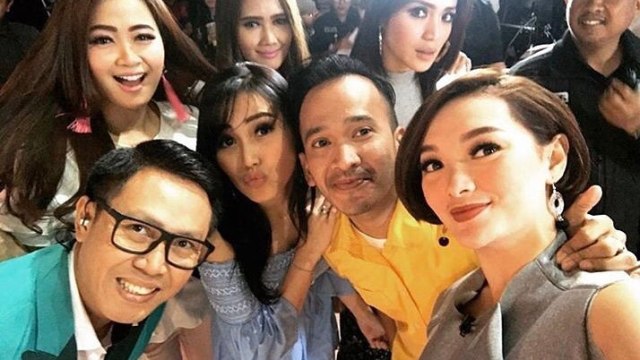 Ayu Ting Ting dan pengisi acara 'Pesbukers'. (Foto: Instagram @ayutingting92)