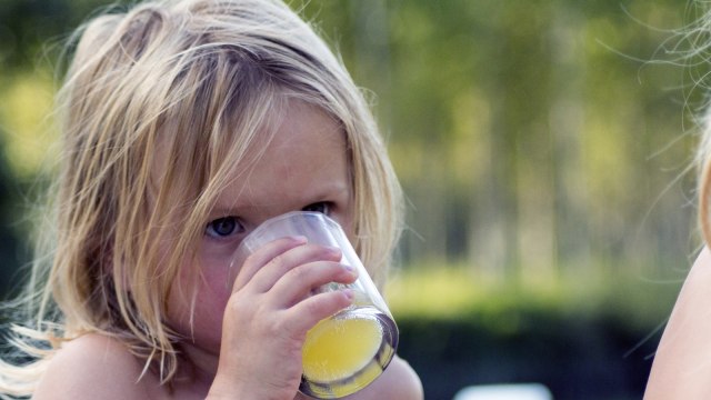 Anak minum minuman manis (Foto: Thinkstock)