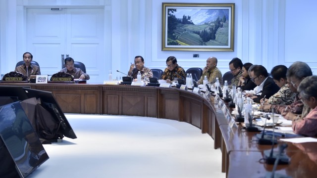 Jokowi dan Para menteri dalam rapat terbatas (Foto: Antara/Puspa Perwitasari)