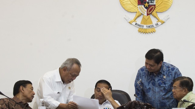 Jokowi, Jk, dan para menteri dalam rapat terbatas (Foto: Antara/Rosa Panggabean)