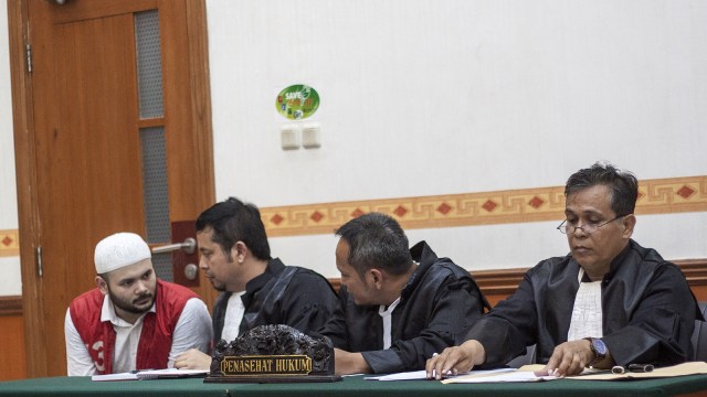 Ridho Rhoma berkonsultasi dengan penasihat hukum (Foto: Antara/Galih Pradipta)