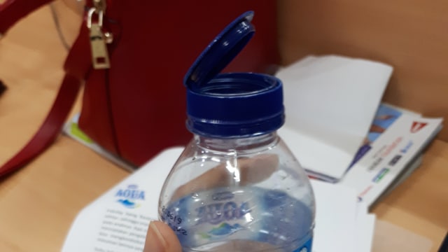 Ada yang berbeda dengan tutup botol AQUA. (Foto: Luthfa Nurridha/kumparan)