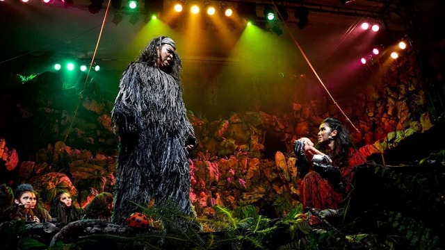 Savira di salah satu pentas teater (Foto: savirawindyani.com)