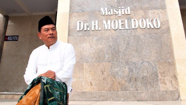 Moeldoko duduk di depan Masjid Dr. H. Moeldoko (Foto: Twitter/@GeneralMoeldoko)