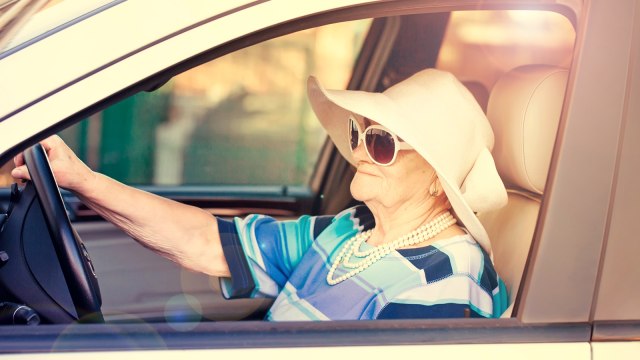 Ilustrasi Seorang Nenek Mengemudikan Mobil (Foto: Thinkstock)