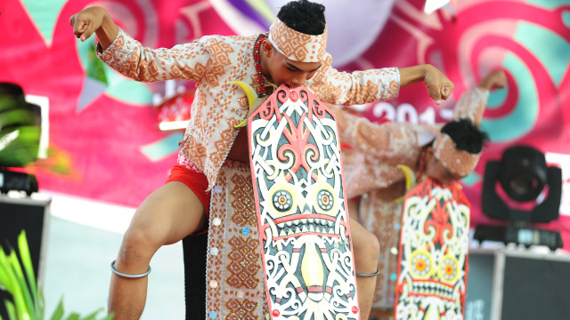 Tari Gunapm di pembukaan Kongres Dayak (Foto: ANTARA FOTO/Jessica Helena Wuysang)