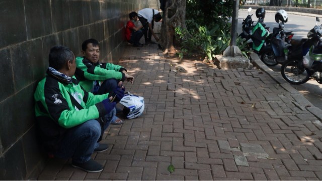 Ojek online parkir di bahu jalan.  (Foto: Fanny Kusumawardhani/kumparan)