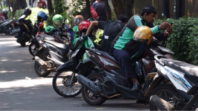 Ojek online parkir di bahu jalan.  (Foto: Fanny Kusumawardhani/kumparan)