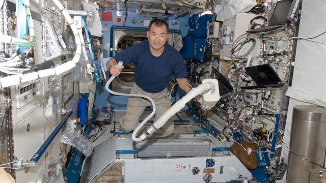 Astronaut Soici Noguchi ketika bersih-bersih (Foto: commons.wikipedia.org)