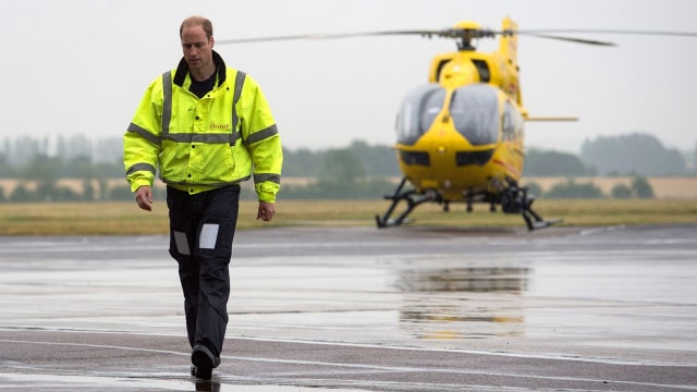 Pangeran William, saat mengendarai helikopter ambulans udara Foto: REUTERS/Stefan Rousseau