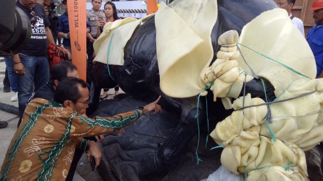 Proses pemasangan patung Banteng Wulung (Foto: Ela Nurlaela/kumparan)
