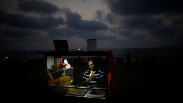 Warga Gaza Krisis Listrik (Foto: Reuters/Mohammed Salem)