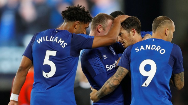 Pemain-pemain Everton rayakan gol Baines. (Foto: Reuters/Carl Recine)