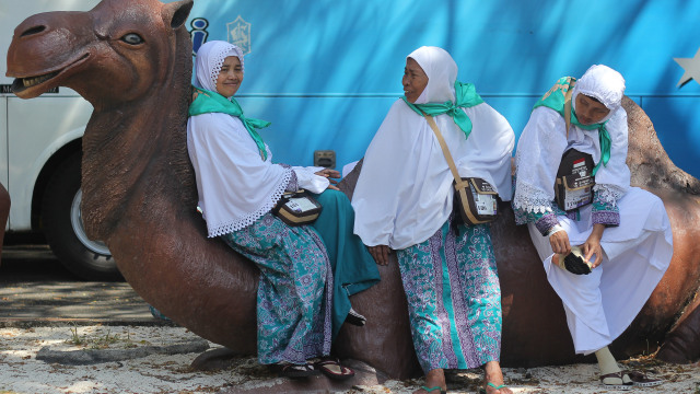 Jemaah haji di embarkasi Surabaya (Foto: ANTARA FOTO/Moch Asim)