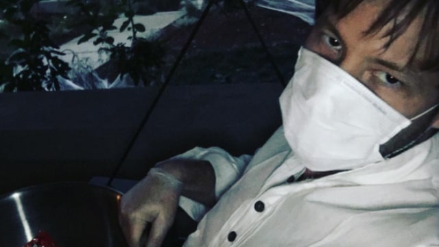 Ike Barinholtz cedera leher (Foto: Instagram @ikebarinholtz)