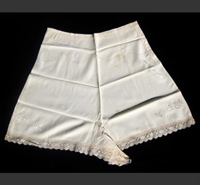 Celana dalam milik Ratu Elizabeth II (Foto: oddee.com)