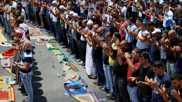 Warga Palestina Berdoa di Kota Tua Yerusalem (Foto: REUTERS/Amir Cohen)