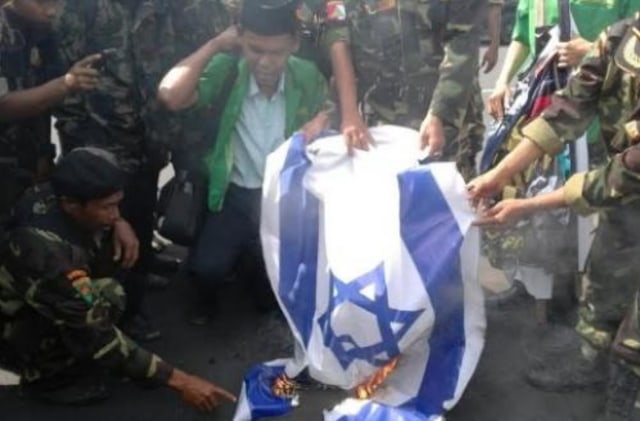 Banser Jember bakar Bendera Israel