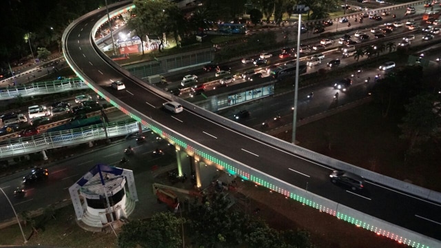 Uji Coba Mobil di Simpang Susun Semanggi. (Foto: Aditia Noviansyah/kumparan)