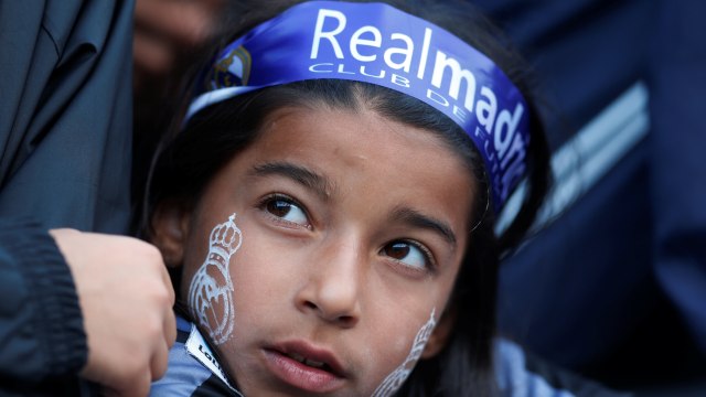 Suporter cilik Real Madrid (Ilustrasi) Foto: Reuters/Lucy Nicholson