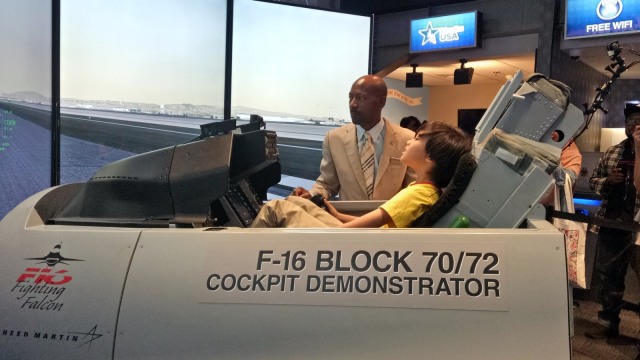 Mencoba simulator F-16 Block 72 (Foto: Nadia Riso/kumparan)