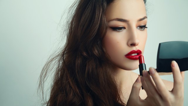 Guanakan lipstik dengan tepat (Foto: Thinkstock)