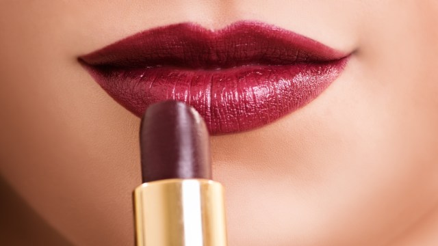 Menggunakan lipstik yang tahan lama. (Foto: Thinkstock)