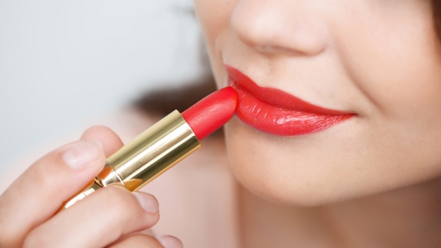 Menggunakan lip primer. (Foto: Thinkstock)
