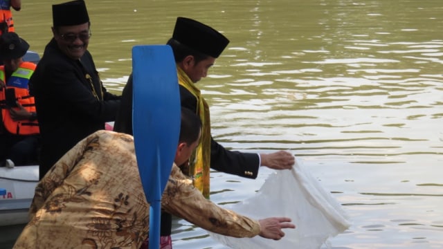 Jokowi lepas ikan mas di Setu Babakan (Foto: Yudhistira Amran/kumparan)