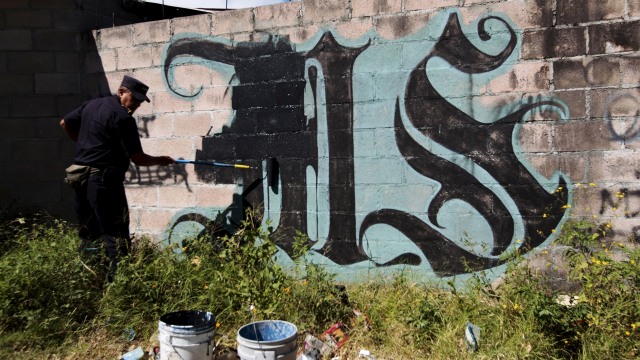 Kegiatan vandalisme Mara Salvatrucha (Foto: REUTERS/Jose Cabezas)