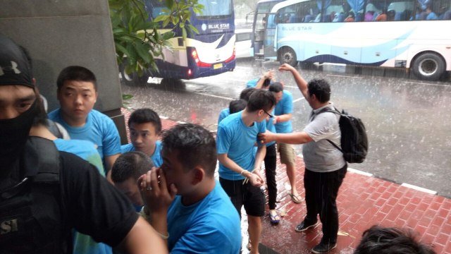 WN Cina yang diciduk di Surabaya tiba di Polda (Foto: Amanaturrosyidah/kumparan)