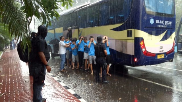 WN Cina yang diciduk di Surabaya tiba di Polda (Foto: Amanaturrosyidah/kumparan)