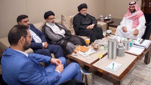 Muqtada al-Sadr bertemu Muhammad bin Salman  (Foto: Bandar Algaloud/Courtesy of Saudi Royal Court/Handout via REUTERS)