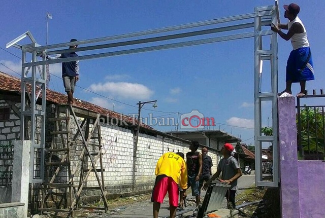 Warga Simo Bangun Gapura Dengan Galvalum Kumparan Com