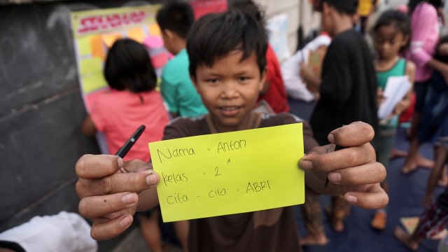 Anak Jalanan Belajar Menulis (Foto: Aditia Noviansyah/kumparan)